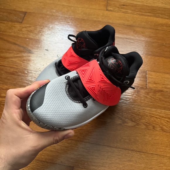 Boys Nike Kyrie Shoes - Picture 4 of 9